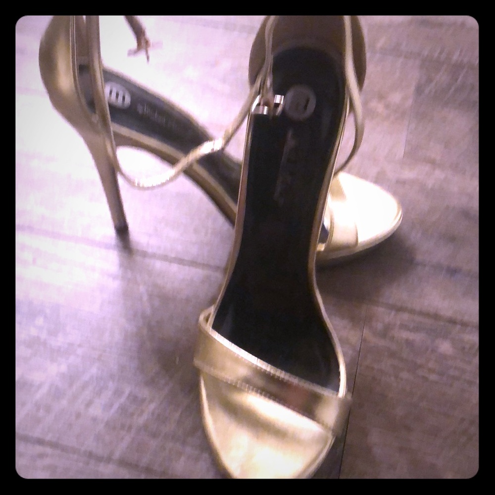 High heel gold shoe